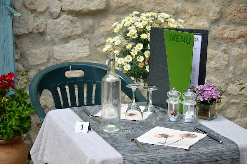 Table au restaurant du camping dans les Bouches-du-Rhône